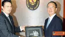Citizen6, Jakarta: MKP Fadel Muhammad juga menyerahkan bingkisan kepada Dubes Besar Jepang untuk Indonesia Yoshinori Katori. (Pengirim: Efrimal Bahri)