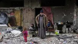 Talal Al-Assali, 64 tahun, berpose di depan rumahnya yang hancur di Jabalia, Jalur Gaza utara, pada 9 Februari 2025. (Bashar TALEB/AFP)