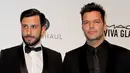 Artis Jwan Yosef dan penyanyi Ricky Martin saat mengahdiri malam Academy Awards kedua Elton John AIDS Foundation di Hollywood Barat, California. (26/2/2017). Pernikahannya telah digelar diam-diam (AFP PHOTO / Tibrina Hobson)