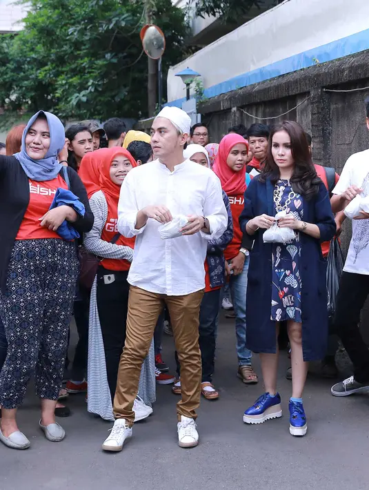 "Kegiatan hari ini kita sudah janjian sama My Geisha untuk bagi-bagi takjil dan buka puasa bareng mereka. Tadi bagi-bagi takjil di lampu merah dekat kantor," kata Momo, di Studio Musica, Pancoran Jakarta Selatan, Rabu (22/6). (Galih W. Satria/Bintang.com)
