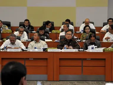 Menkeu Bambang Brodjonegoro (ketiga kanan) dan Menko Perekonomian Darmin Nasution (ketiga kiri) mengikuti rapat kerja dengan Badan Anggaran DPR di Kompleks Parlemen Senayan, Jakarta, Senin (7/9). Rapat itu membahas RUU APBN 2016.(Liputan6.com/Johan Tallo)
