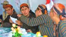 Petugas Kelompok Panitia Pemungutan Suara (KPPS) mengenakan pakaian tradisional khas Jawa dan blangkon di TPS 04 Gambir, Jakarta Pusat, Rabu (15/2). Penggunaan pakaian adat Jawa itu untuk memeriahkan gelaran Pilkada DKI 2017. (Liputan6.com/Angga Yuniar)
