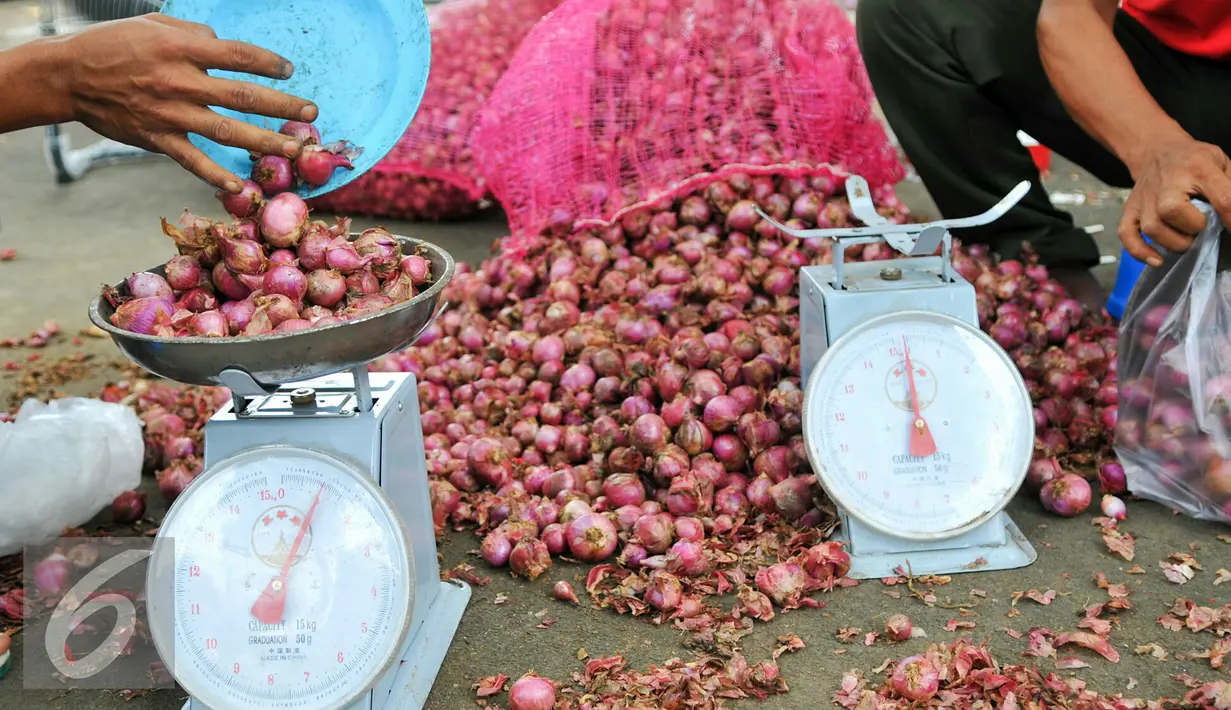Petugas menimbang bawang merah yang akan dijual, Jakarta, Kamis (26/5/2016). Kementerian Pertanian menggelar pasar murah dengan menjual bawang merah dengan harga Rp 25.000/kg. (Liputan6.com/Yoppy Renato)