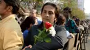Seorang fans antre sambil membawa bunga di luar rumah aktris Bollywood mendiang Sridevi Kapoor jelang pemakamannya, Mumbai, India, Rabu (28/2). Sridevi merupakan salah satu nama terbesar di India. (PUNIT PARANJPE/AFP)