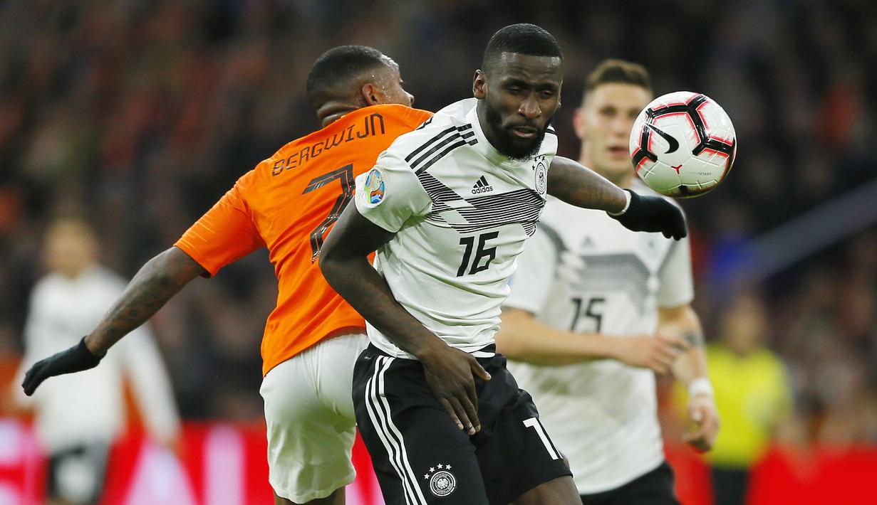 Pemain Belanda, Steven Bergwijn, duel udara dengan bek Jerman, Antonio Rudiger, pada laga kualifikasi Piala Eropa di Stadion Johan Cruyff, Minggu (24/3). Belanda takluk 2-3 dari Jerman. (AP/Peter Dejong)