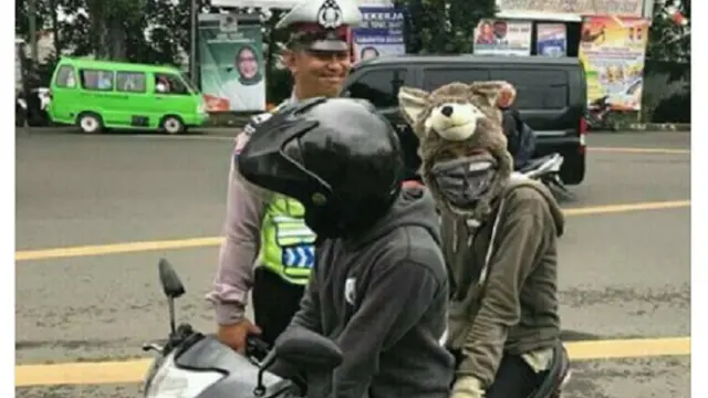 Polisi menilang pengendara dan penumpang