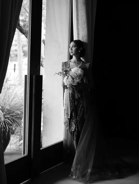 Secara keseluruhan, Sheila tampil sangat anggun. Semua elemen menyatu sempurna di hari spesialnya. Baik tatanan rambut, makeup, kebaya, hingga aksesori bernuansa emas klasik, menjadi satu kesatuan yang menampilkan kesempurnaan. (Foto: Instagram/ Vidi Aldiano/ @candisoeleman).