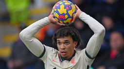 Trent Alexander-Arnold. Bek kanan Liverpool berusia 23 tahun ini total mencetak 2 gol dan 12 assist dalam 27 laga di Liga Inggris musim ini. Sejak awal tahun 2022, ia mampu mencetak 4 assist dari total 10 laga di Liga Inggris dan mampu tampil konsisten di ajang lainnya. (AFP/Paul Ellis)