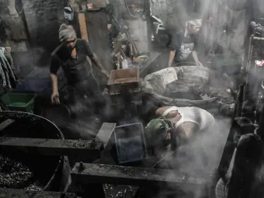 Aktivitas pekerja  menyelesaikan produksi cincau hitam di industri rumahan kawasan Jatinegara, Jakarta Timur, Rabu (14/4/2021). Pandemi Covid-19 serta musim penghujan menyebabkan permintaan cincau hitam di Ibu Kota menurun dibandingkan Ramadhan tahun sebelumnya. (merdeka.com/Iqbal S. Nugroho)