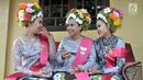 Sejumlah gadis bersenda gurau menunggu upacara adat Ngarot dimulai di Desa Lelea, Indramayu, Jawa Barat, Rabu (19/12). Ngarot digelar pada hari Rabu minggu ketiga di bulan Desember. (Merdeka.com/Iqbal Nugroho)