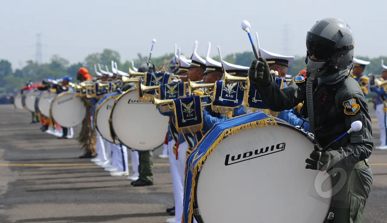 Aksi marching band prajurit TNI AU memeriahkan upacara HUT ke-69 TNI AU di Lanud Halim Perdanakusuma, Jakarta, Kamis (9/4/2015). Sejumlah atraksi ditampilkan oleh prajurit TNI AU. (Liputan6.com/Herman Zakharia)