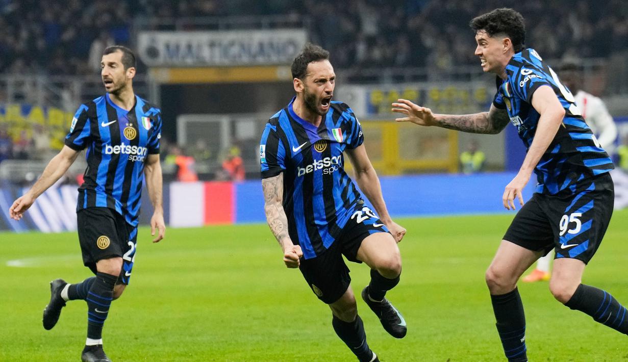Pekan ke-28 Serie A 2024/2025 menjadi saksi sejarah yang belum pernah terjadi sebelumnya. Dua klub kota Milan, AC Milan dan Inter Milan, sama-sama meraih kemenangan dramatis setelah tertinggal dua gol lebih dulu. (AP Photo/Luca Bruno)