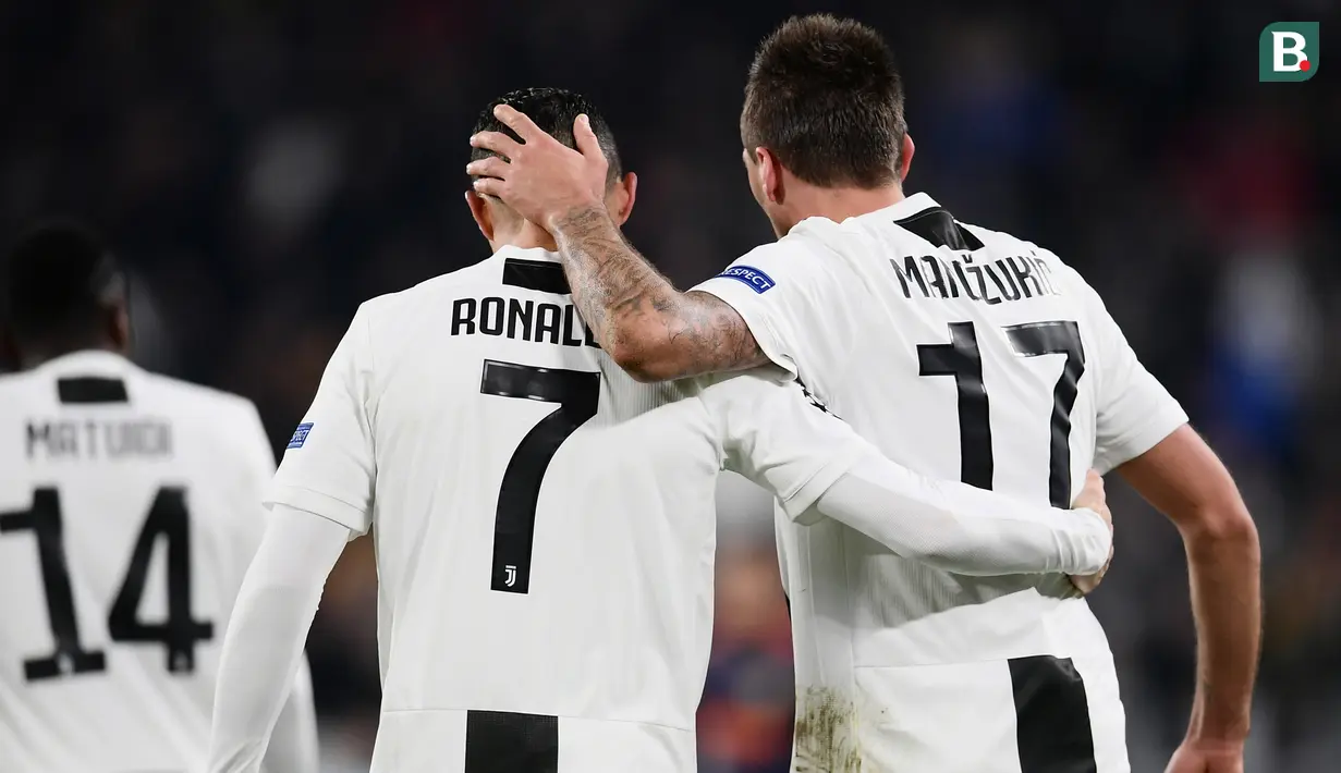 Gelandang Juventus, Cristiano Ronaldo, merayakan gol yang dicetak Mario Mandzukic ke gawang Valencia pada laga Liga Champions di Stadion Allianz, Turin, Selasa (27/11). Juventus menang 1-0 atas Valencia. (AFP/Marco Bertorello)
