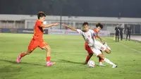 Kapten Timnas Indonesia U-20, Dony Tri Pamungkas (tengah) berusaha melewati adangan dua pemain Timnas China U-20 pada laga kedua uji coba internasional di Stadion Madya Gelora Bung Karno, Senayan, Jakarta, Senin (25/3/2024). (Bola.com/Abdul Aziz)