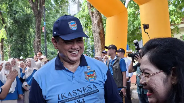 Wamentrans Hadiri Jalan Sehat dan Baksos di Perayaan HUT ke-75 SMP Negeri 1 Lamongan