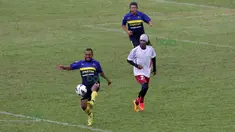 Erol Iba (kiri) dan Rocky Putiray beraksi pda ajang Indonesia Allstars melwan Padang Allstars pada pembukaan Irman Gusman Cup 2016 di Stadiom Agus Salim, Padang, Minggu (13/3/2016). (Bola.com/Nicklas Hanoatubun)