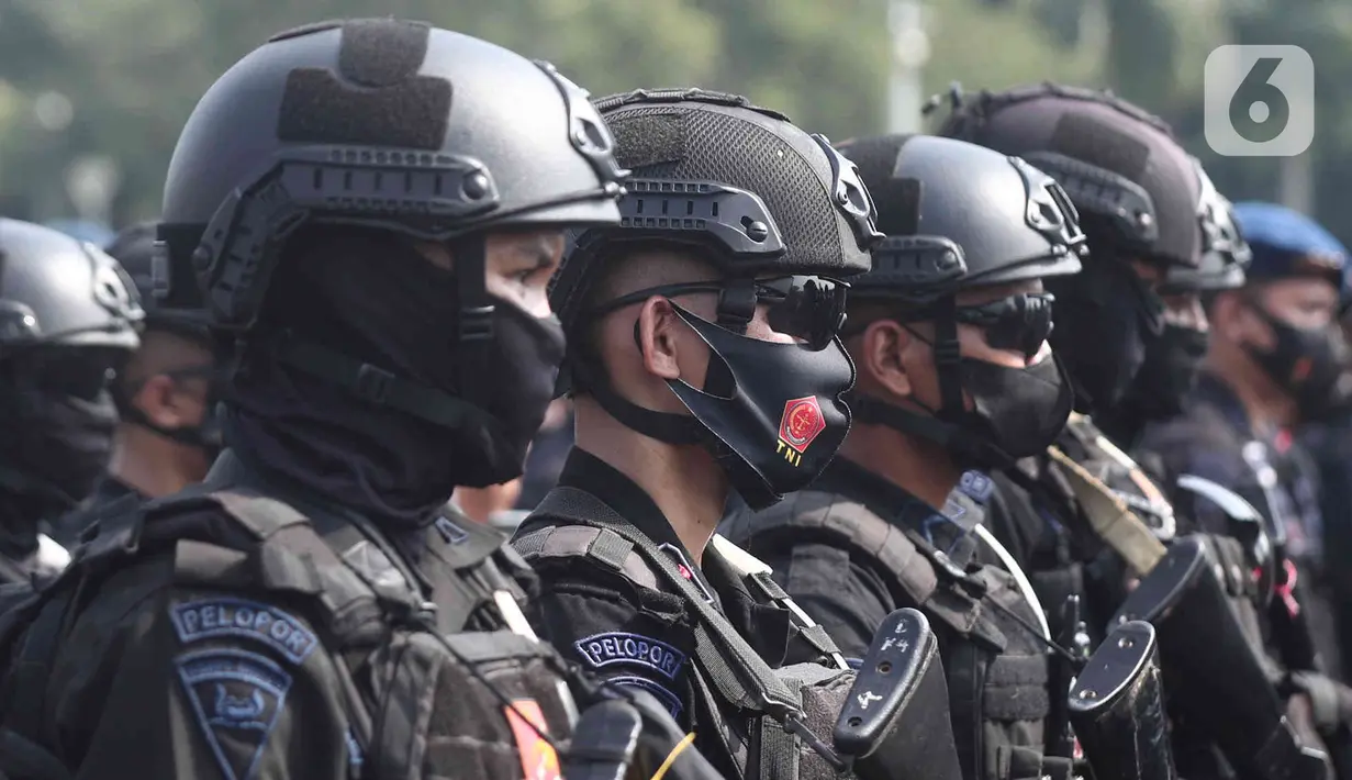 Personel Korps Brimob Polri mengikuti apel gabungan gelar pasukan di Silang Monas, Jakarta, Senin (11/4/2022). Polda Metro Jaya mengerahkan sebanyak 5.620 pasukan gabungan Polri-TNI dalam rangka pengamanan aksi unjuk rasa BEM SI. (Liputan6.com/Herman Zakharia)