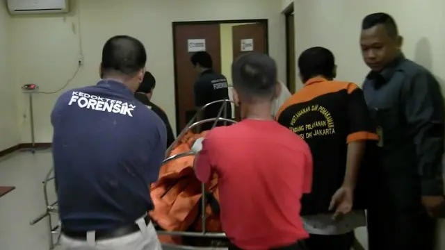 VIDEO: Empat Jenazah Korban Crane Ambruk Dibawa ke RS Polri