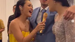Digun yang terharu dengan surprise manis ini pun tak kuasa menahan tangis yang terus membasahi kedua pipinya. (instagram.com/andienaisyah).