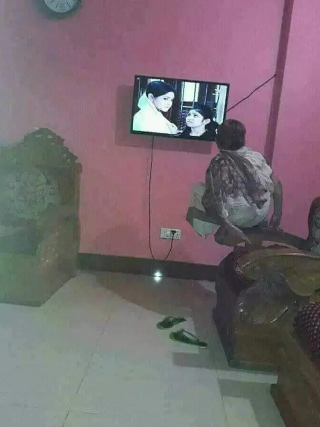 6 Momen Bapak-Bapak Saat Nonton TV Ini Enggak Habis Pikir, Kocak