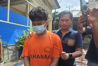 Polres Metro Depok telah menetapkan Hylmi Rafif Rabbani alias HRR (23) sebagai tersangka kasus teror bom 10 sekolah di Depok, Jawab Barat. Pelaku nekat melakukan aksinya lantaran luapan sakit hati usai lamarannya ditolak keluarga Kamila, sehingga nama mantan kekasihnya itu dicatut dan digunakan untuk menebar teror. (Liputan6.com/Dicky Agung Prihatno)