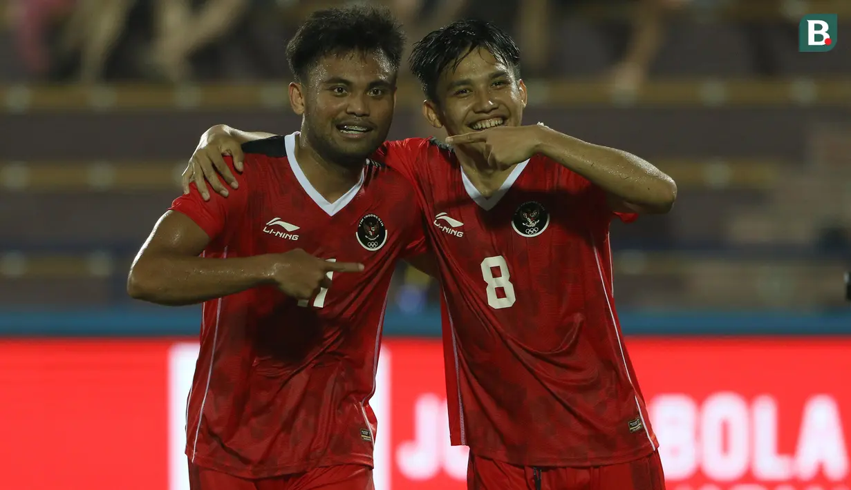 <p>Setelah skor sempat diperkecil oleh Timor Leste menjadi 1-3 pada menit ke-69, Timnas Indonesia U-23 berhasil mencetak gol keempat pada menit ke-77 melalui gol kedua Witan Sulaeman, yang kali ini melesakkannya lewat sepakan kaki kiri usai menerima umpan Saddil Ramdani. (Bola.com/Ikhwan Yanuar)</p>