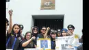 Anggota Garda Pemuda Nasdem menyerahkan ribuan koin untuk PM Tony Abbot di depan kantor Kedutaan Besar Australia, Jakarta, Jumat (27/2/2015). Koin tersebut bentuk protes atas pernyataan PM Australia Tony Abbott. (Liputan6.com/Herman Zakharia)