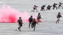 Tentara pasukan khusus Taiwan berlari melewati asap selama latihan tahunan Han Kuang di sebuah pangkalan udara di Taichung, Kamis (7/6). Latihan militer tahunan terbesar ini digelar di tengah kian agresifnya China terhadap Taiwan. (AP/Chiang Ying-ying)