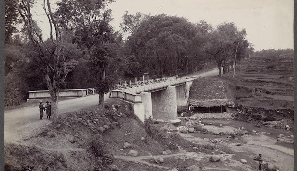 Jembatan di atas Sungai Brantas yang masih berdiri kokoh. (Source: jelajahmalangku.blogspot.com)