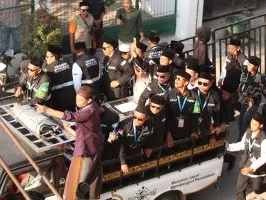 Simpatisan calon Ketua Umum PBNU KH Muhammad Yusuf Chudlori atau Gus Yusuf menggelar aksi demonstrasi di pintu akses Sidang Pleno IV Muktamar ke-35 Nahdlatul Ulama (NU) di Gedung Serba Guna, Pondok Pesantren Bahrul Ulum, Jombang, Jawa Timur, Minggu, 30 Agutus 2026. (Liputan6.com/ Ahmad Apriyono)