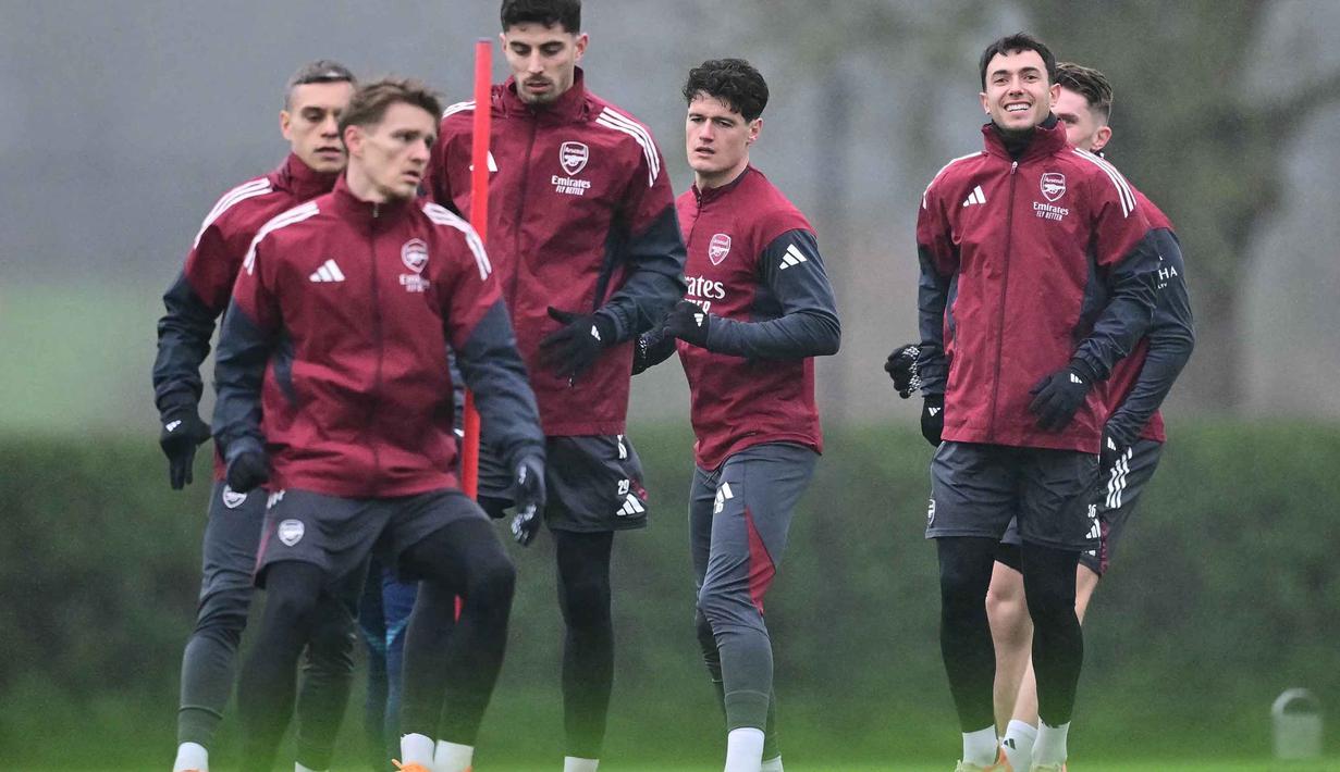 Konsistensi performa Arsenal sepanjang fase liga menempatkan mereka sebagai salah satu tim paling dominan musim ini. Tampak dalam foto, bek Arsenal asal Spanyol, Martin Zubimendi (kanan) bersama rekan-rekan setimnya mengikuti sesi latihan tim di pusat pelatihan Arsenal di London Colney, utara London, pada Selasa 27 Januari 2026. (Ben STANSALL/AFP)
