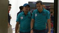 Rocky Babena (kiri) dan Manager Persipura Rudy Maswi saat menemani tim Persipura bertanding di Stadion Maguwoharjo, Sleman, Yogyakarta (13/12/2015). (Bola.com/Nicklas Hanoatubun)