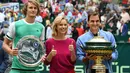 Roger Federer  berfoo bersama Alexander Zverev (kiri) dan model asal Ceko, Eva Herzigova usai penyerahan trofi juara ATP Tour Jerman di Gerry Weber Open tennis tournament, Halle, Jerman, (25/6/2017). Federer menang 6-1, 6-3. (AFP/Carmen Jaspersen)
