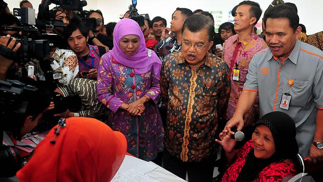 JK Saksikan Warga Bergembira Mendapat Uang