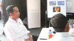 Presiden Joko Widodo mendengarkan paparan evakuasi pesawat Lion Air di dalam tenda di Tanjung Priok, Jakarta, Jumat (2/11). Paparan tersebut, terkait penanganan pencarian korban dan black box ‎pesawat Lion Air JT 610. (Liputan6.com/Angga Yuniar)