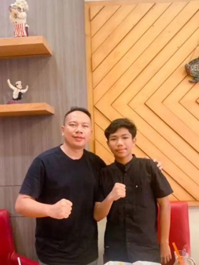 6 Potret Pertemuan Vicky Prasetyo dengan Putranya yang Sudah 16 Tahun Tak Bertemu