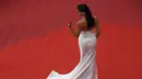 Model Brasil, Adriana Lima menyapa penggemarnya saat tiba untuk menghadiri pemutaran film 'Loveless' pada Festival Film Cannes ke-70 di Cannes, Prancis selatan. (AFP Photo/Anne-Christine Pouljoulat)