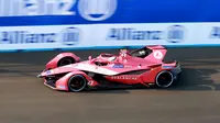 Pebalap Avalanche Andretti, Jake Dennis saat prepractice satu pada ajang Formula E di Jakarta International e-Prix Circuit (Jakarta E-Prix), Ancol pada Sabtu (4/6/2022). (Bola.com/M Iqbal Ichsan)