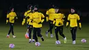 Pemain Borussia Dortmund, Jude Bellingham, Giovanni Reyna dan Dortmund Mateu Morey menghadiri sesi latihan menjelang laga grup F Liga Champions UEFA kontra Lazio di Dortmund, Jerman barat, Selasa (1/12/2020). Big match Dortmund vs Lazio akan berlangsung pada Kamis (3/12) dinihari WIB (UWE KRAFT/AFP