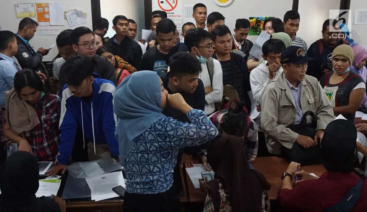 Antrean warga saat mengurus surat pindah tempat memilih atau Formulir A5 Pemilu 2019 di Kantor KPUD Jakarta Selatan, Jakarta, Rabu (10/4). Hari ini merupakan batas akhir pembuatan Formulir A5. (Liputan6.com/Herman Zakharia)