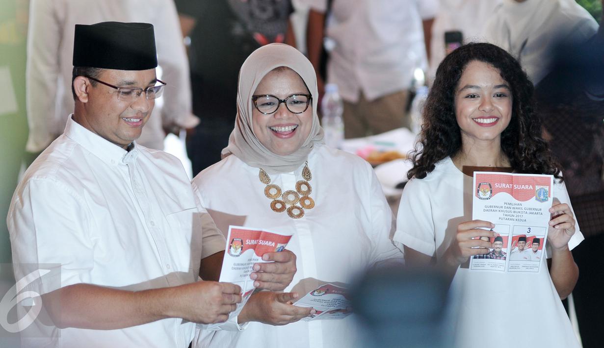 Cagub DKI Jakarta, Anies Baswedan bersama istri dan anaknya menunjukan kertas suara saat akan menggunakan hak pilihnya di TPS 28 Cilandak, Jakarta Selatan, Rabu (19/4). (Liputan6.com/Yoppy Renato)