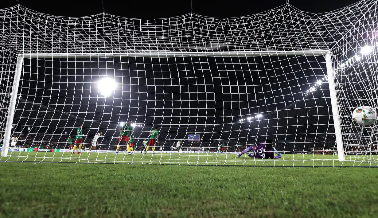 Kiper Manchester United itu kebobolan tiga gol saat melawan Senegal. (AFP/Kenzo Triboullard)