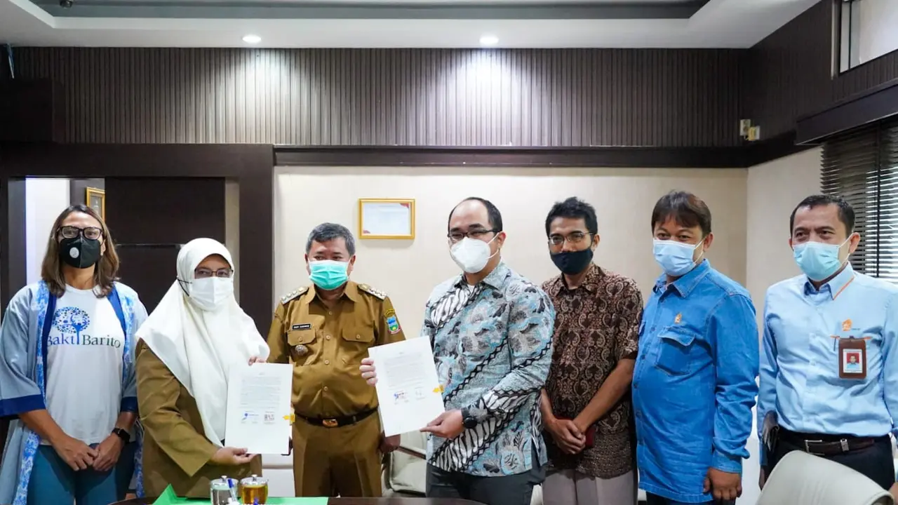 Bupati Garut Rudy Gunawan bersama direksi Perusahaan Chandra Asri dan Bakti Barito Foundation atau Yayasan Bakti Barito saat melakukan penandangan kerjasama penggunaan aspal berbahan plastik di Garut.