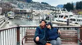 Dalam berbagai foto, mereka tampak mesra, saling tersenyum, dan menikmati waktu berdua. Felicya terlihat menawan dengan gaya kasual dan winter fashion, sementara Hito tampil gagah dalam balutan jaket tebal. Queenstown, yang dikenal sebagai destinasi impian bagi para pelancong, memberikan latar belakang sempurna untuk foto-foto penuh cinta mereka. (Liputan6.com/IG/@felicyangelista_)