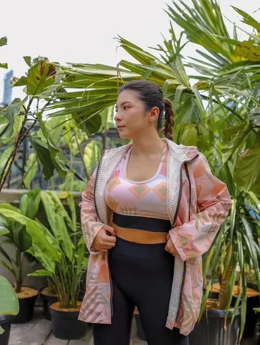 Tentu saja berita ini sempat bikin heboh netizen. Namun, Wulan dan Shalom sama sekali tak marah karena menurutnya berita miring bisa menimpa siapa saja. Berselang beberapa tahun usai diterpa kabar miring, kini Shalom terlihat semakin cantik menyaingi sang ibu. (Liputan6.com/IG/@sharazaaa)