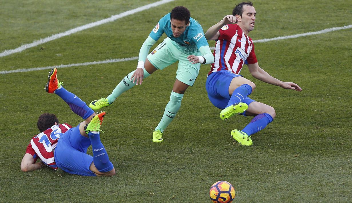 Penyerang Barcelona, Neymar, berebut bola dengan para pemain Atletico Madrid. Kemenangan ini membuat Barca terus menempel Real Madrid di puncak klasemen, sedangkan Atletico masih berada di posisi keempat. (AP/Daniel Ochoa)