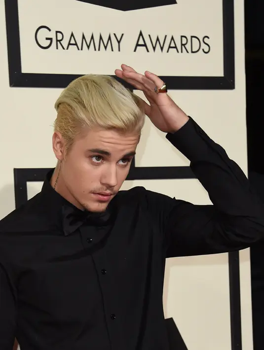 Tak hanya itu, emosi Justin Bieber rupanya sangat meluap sehingga ia membanting bahkan merusak ponsel milik pria tersebut. Namun naas, Justin Bieber dituntut ganti rugi terhadap kerusakan ponsel milik pria asing. (AFP/Bintang.com)