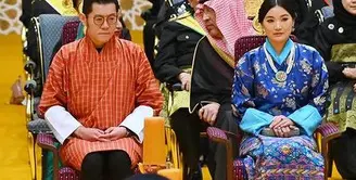 Sementara, sang Raja tampil dengan busana tradisional warna orange dengan aksen putih pada lengan dan celana serta sepatu hitamnya. [@istana_negara]