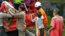 Warga saat dievakuasi menaiki truk selama erupsi Gunung Agung di Desa Jungutan di wilayah Karangasem, Bali (28/11). Berdasarkan perkiraan BNPB, sekitar 40.000 warga desa di sekitar Gunung Agung teelah mengungsi. (Liputan6.com/Dewi Divianta)