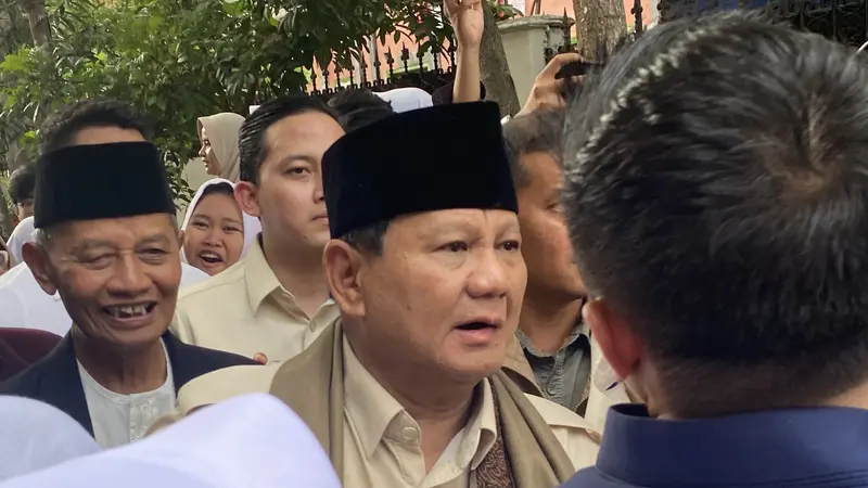 Calon presiden nomor urut 2, Prabowo Subianto, mendapat banyak petuah dari beberapa kiai saat berkunjung ke Pondok Pesantren di Tasikmalaya, Jawa Barat, Sabtu (2/12/2023). (Liputan6.com/Ady Anugrahadi)